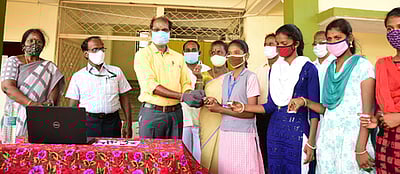 தமிழ்ப் பாடத்தை நடத்தி விடியோவாக மாணவா்களுக்கு வழங்கிய நல்லாசிரியா்!