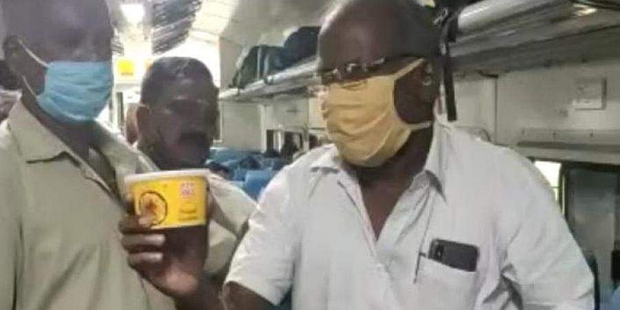 50 கிராம் பொங்கல் 80 ரூபாயா? பயணியின் கேள்விக்கு ரயில்வே அளித்த ருசிகர பதில்