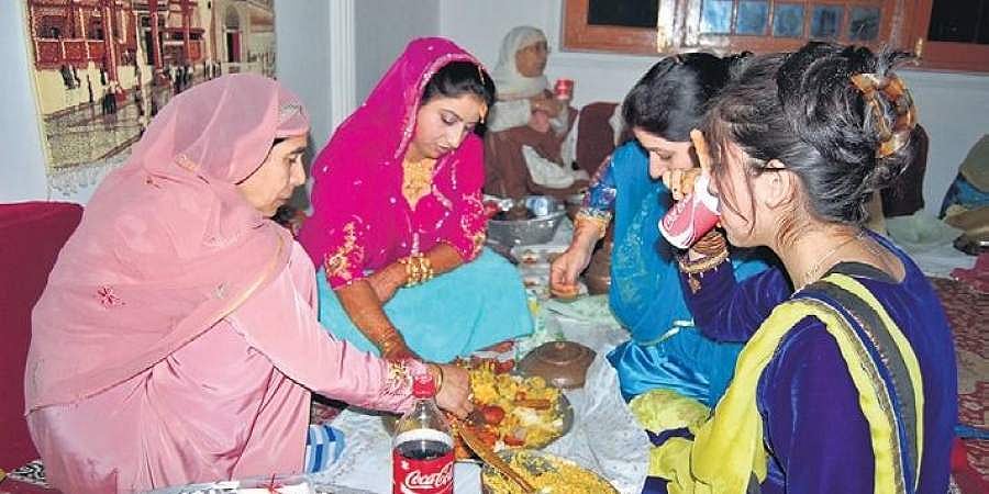 கரோனாவால் மிகப்பழமையான பழக்கத்தை கைவிடும் நிலையில் காஷ்மீரிகள்