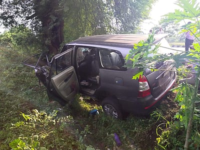 திண்டிவனம் அருகே பள்ளத்தில் கார் கவிழ்ந்தது: தம்பதி பலி