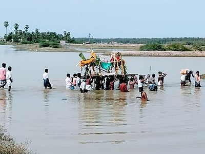 கால்வாயில்  சடலத்தை எடுத்து செல்லும் அவலம்: மயானத்துக்கு பாலம் அமைத்து தரக் கோரிக்கை