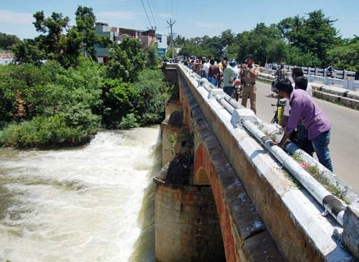 உத்தமபாளையத்தில் ஆபத்தான முல்லைப் பெரியாற்றுப் பாலம்