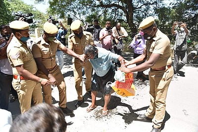 நெல்லை ஆட்சியர் அலுவலகத்தில் தொழிலாளி தற்கொலை முயற்சி