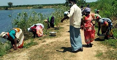 ஆண்களுக்கு சேலை கட்டி.. நூறு நாள் வேலைத் திட்டத்தில் இப்படி ஒரு மோசடி