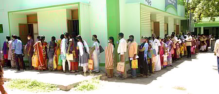 சத்துணவு மைய பணிக்கு விண்ணப்பிக்க கடைசி நாள்: மதுரை மாநகராட்சி அலுவலகத்தில் தள்ளுமுள்ளு