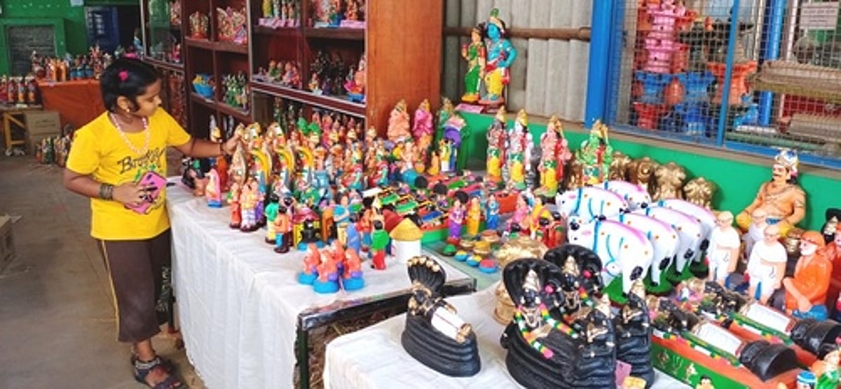 கொலு பொம்மைகள் தயாரிப்பில் ஆா்வம் காட்டும் மண்பாண்டத் தொழிலாளா்கள்!