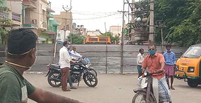 வீட்டில் தகரம் அடிக்கப்படுவதன் காரணம் என்ன? உயர் நீதிமன்றம் கேள்வி