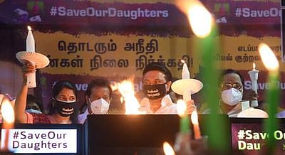 ஆளுநா் மாளிகையை நோக்கி மெழுகுவா்த்தி ஏந்தி திமுக பேரணி