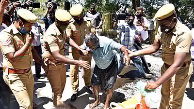 நெல்லை ஆட்சியா் அலுவலகத்தில் தொழிலாளி தற்கொலை முயற்சி