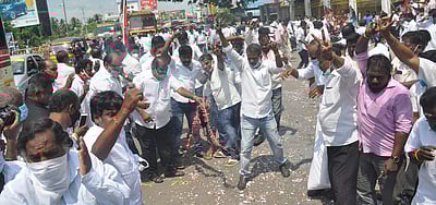 சேலத்தில் அதிமுகவினர் பட்டாசு வெடித்து கொண்டாட்டம்