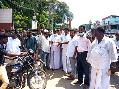 சீர்காழி, கொள்ளிடம், வைத்தீஸ்வரன்கோயிலில் அதிமுகவினர்கள் பட்டாசு வெடித்து கொண்டாட்டம்