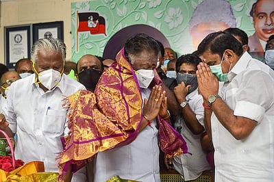 துணை முதல்வர் ஓ. பன்னீர்செல்வத்துடன் முதல்வர் பழனிசாமி சந்திப்பு