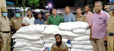 களியக்காவிளையில் 1 டன் புகையிலைப்  பொருள்கள் பறிமுதல்: ஒருவர் கைது; மூவர் தலைமறைவு