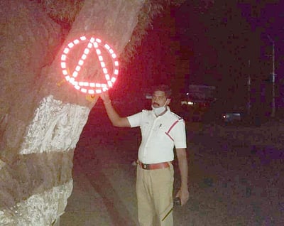 கம்பம் நெடுஞ்சாலையில் விபத்துகளைத் தவிர்க்க ஒளிரும் பட்டைகள்