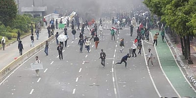 தொழிலாளர் சட்டத்திற்கு எதிராக இந்தோனேசியாவில் வன்முறையாக மாறிய போராட்டம்