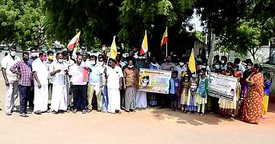 திருச்சுழி வட்டாட்சியர் அலுவலகம் முன்பு முடி திருத்தும் தொழிலாளர்கள் கவன ஈர்ப்பு ஆர்ப்பாட்டம்