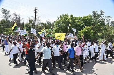 நெல்லையில் முடிதிருத்துவோர் சங்கத்தினர்  மாவட்ட ஆட்சியர் அலுவலகம் முற்றுகை