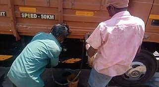 லாரிகளில் டீசல் திருடும் தொழிலாளா்கள்! ஓட்டுநா்கள் அதிா்ச்சி