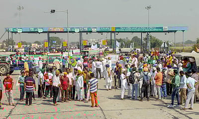 வேளாண் சட்ட எதிர்ப்பு: நெடுஞ்சாலையை முற்றுகையிட்ட விவசாயிகள்