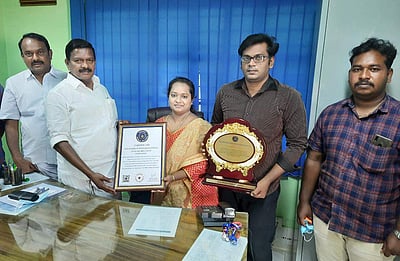 உலக சாதனை படைத்த 1,483 பேர் வரைந்த அப்துல்கலாம் ஓவியங்களின் தொகுப்பு