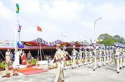 புதுச்சேரி விடுதலை நாள்: காரைக்காலில் தேசியக் கொடியேற்றி வைத்து அமைச்சர் மரியாதை