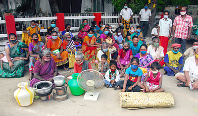மாற்று இடம் வழங்காமல் வீடுகளை அப்புறப்படுத்த நடவடிக்கை: பொதுமக்கள் போராட்டம்