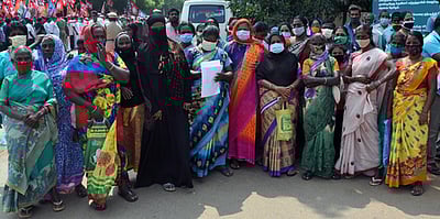 பட்டா கோரி ஆட்சியரகம் முன் பெண்கள் போராட்டம்