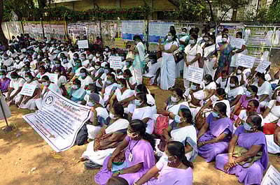 கிராமபுறச் செவிலியா் கூட்டமைப்பு ஆா்ப்பாட்டம்