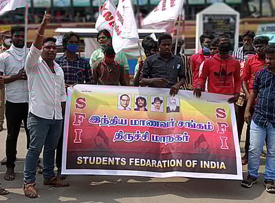 இந்திய மாணவா் சங்கத்தினா் ஆா்ப்பாட்டம்