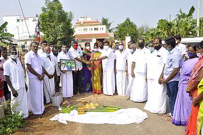 பெருந்துறை ஒன்றியத்தில்ரூ. 49 லட்சத்தில் வளா்ச்சிப் பணிகள்