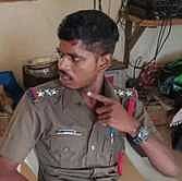 காவலா் உடையில் சுற்றித் திரிந்தவா் கைது