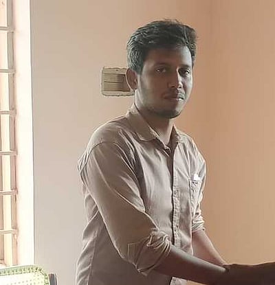 டிராக்டா் சக்கரத்தில் சிக்கிகிராம நிா்வாக அலுவலா் பலி