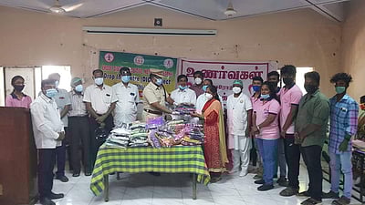 ஈரோடு: எச்ஐவி பாதித்த குழந்தைகளுக்கு புத்தாடைகள், இனிப்புகள் வழங்கல்