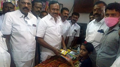 அம்பை கூட்டுறவு சங்கத்தில் வெடி விற்பனைத் தொடக்கம்