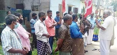 30 சதவீத தீபாவளி போனஸ் வழங்கக் கோரிரப்பா் தொழிலாளா்கள் ஆா்ப்பாட்டம்