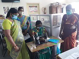 கரூரில் 228 பயனாளிகளுக்கு
இலவச தையல் இயந்திரங்கள்