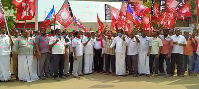 போக்குவரத்து தொழிலாளா்கள் ஆா்ப்பாட்டம்