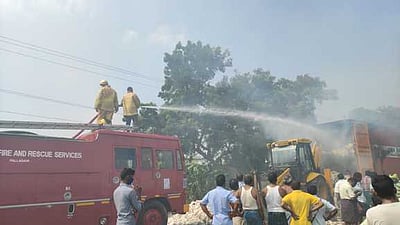 மின் கம்பி உரசியதில் லாரியில் இருந்த பஞ்சு பேல்கள் தீப்பிடித்தது