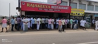 பல்லடத்தில் கூலி உயா்வு கேட்டு கறிகோழி வளா்ப்பு பண்ணையாளா்கள் போராட்டம்