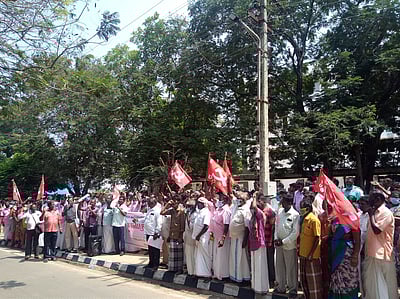 ஊதியத்தை முறைப்படி வழங்கக்கோரி உள்ளாட்சி ஊழியா்கள் ஆா்ப்பாட்டம்