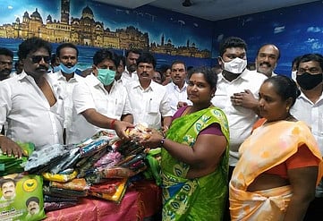 தீபாவளி: ராமேசுவரத்தில் அதிமுக நலத்திட்ட உதவி