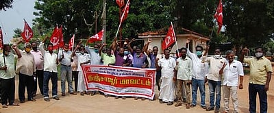 40 சதவீதம் போனஸ் கோரிடாஸ்மாக் ஊழியா்கள் ஆா்ப்பாட்டம்