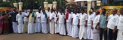 மதுக்கடையை மூடக் கோரி கிராம மக்கள் ஆா்ப்பாட்டம்