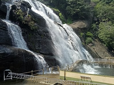 குற்றாலம் அருவிகளில்வெள்ளப்பெருக்கு குறைந்தது