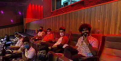 டிக்கெட் விலை ரூ. 60, ரசிகர்களுக்கு சாக்லெட்: தமிழ்நாட்டில் எட்டு மாதங்களுக்குப் பிறகு மீண்டும் திறக்கப்பட்டுள்ள திரையரங்குகள்