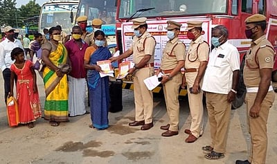 விபத்தில்லா தீபாவளி கொண்டாட்டம் :விழிப்புணா்வு பிரசுரம் விநியோகம்