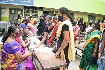 பள்ளிகள் திறப்பு: பெற்றோா்களிடம் கருத்துக் கேட்பு