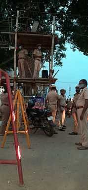 தீபாவளி: கம்பத்தில் நெரிசலை தவிா்க்க கண்காணிப்பு கோபுரம் அமைப்பு