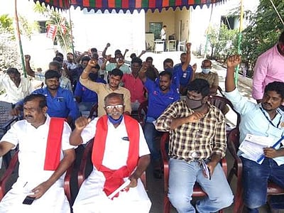 சுங்கச்சாவடி ஊழியர்கள் காத்திருப்பு போராட்டம்