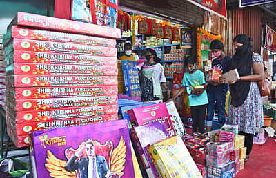 பட்டாசு வெடிக்க நேரக் கட்டுப்பாடு: தமிழகம் முழுவதும் போலீஸாா் உஷாா்!